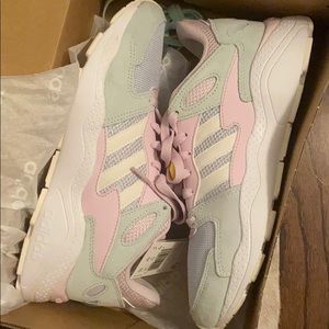 adidas CHAOS Women’s Shoe - Size 8 - pastel colors